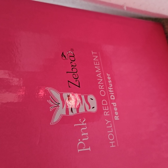 Pink Zebra Holly Red Reed Diffuser - Picture 2 of 3